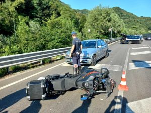 Schianto auto-moto al semaforo, centauro in ospedale