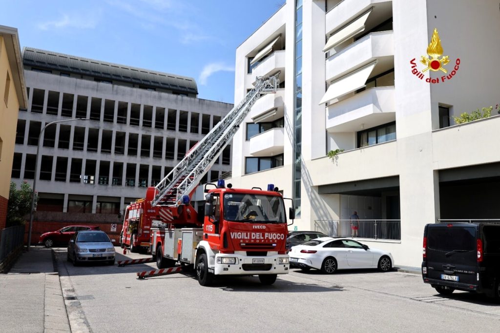 L'olio prende fuoco durante la cottura, rogo in un appartamento