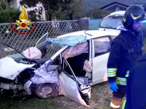 Si schianta con l'auto contro un muretto, grave un 39enne