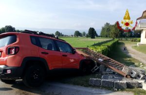 Auto esce di strada e finisce contro un cancello, quattro feriti: uno è grave