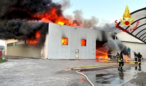 Devastane incendio in un'azienda chimica, colonna di fumo visibile a chilometri di distanza (VIDEO)