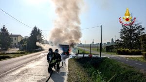 Auto a metano prende fuoco e finisce completamente distrutta