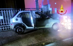 Auto fuori strada urta un tubo del gas e prende fuoco