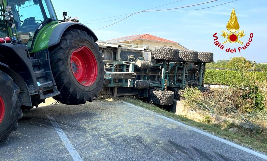 Scontro tra mezzi agricoli, uno si ribalta e blocca la strada