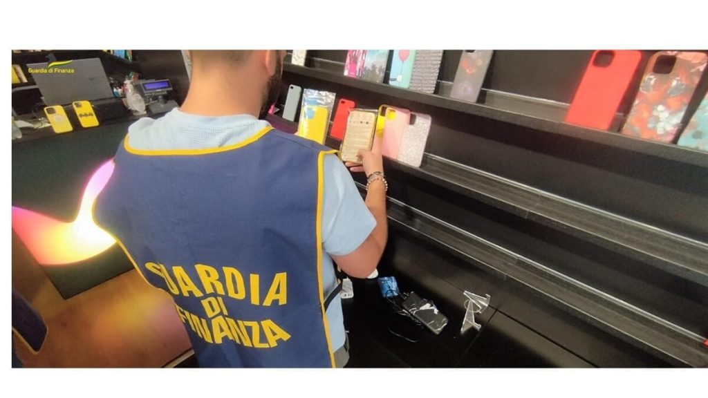 Cover e accessori smartphone non sicuri, la guardia di finanza sequestra oltre 1300 prodotti