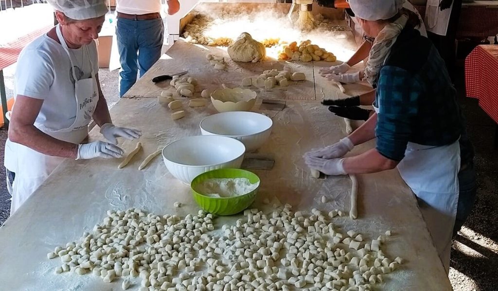 Festa contadina a Valli del Pasubio, specialità gnocchi fatti a mano