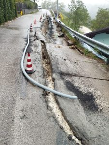 Bomba d'acqua, la strada crolla: difficoltà di spostamento per intere contrade