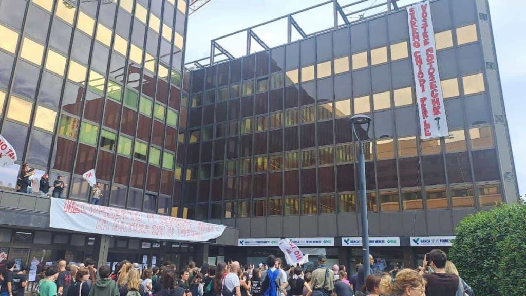 Woods Climate Camp: occupato il tetto di Iricav 2