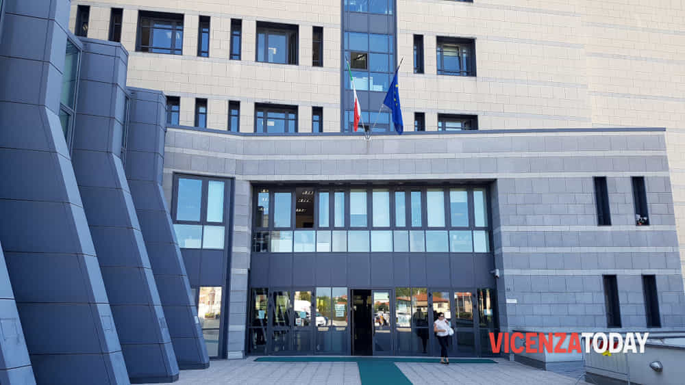 In carcere per tentato omicidio del padre, 20enne finisce ai domiciliari