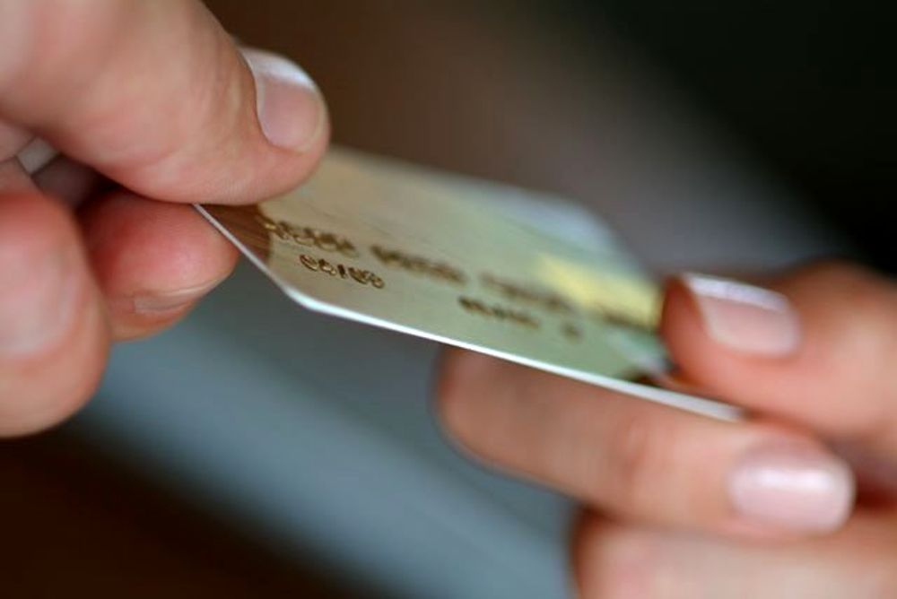 Trova una carta di credito e la utilizza per acquistare sigarette: denunciato