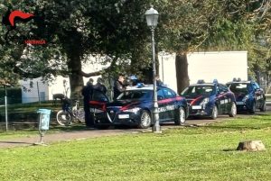 Fermato dai carabinieri, aveva 57 ovuli di coca nella pancia: arrestato 35enne