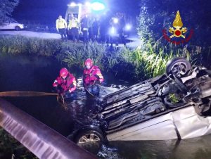 L'auto finisce rovesciata in un canale d'acqua, il conducente salvato da un giovane