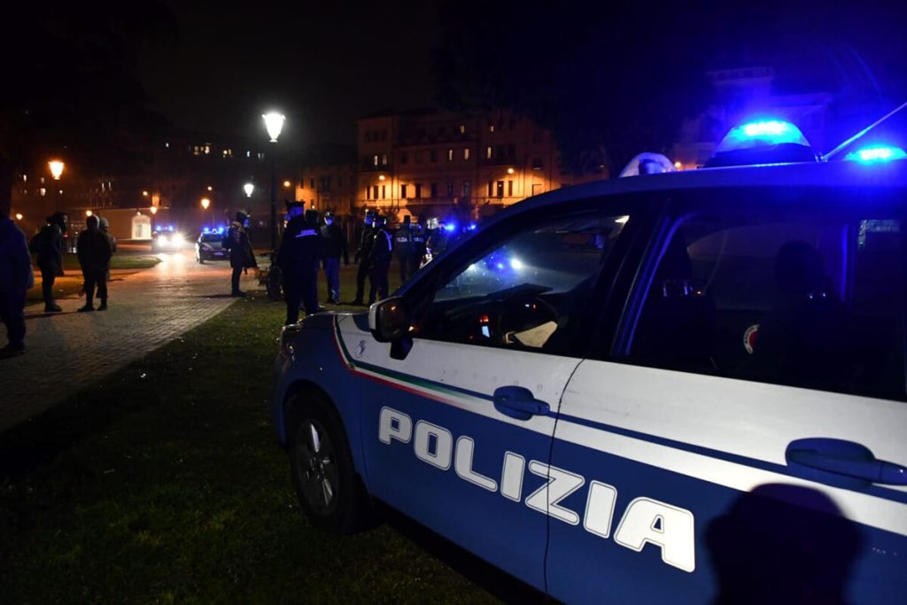 Lite all'uscita del bar si trasforma in rapina: denunciato un 26enne