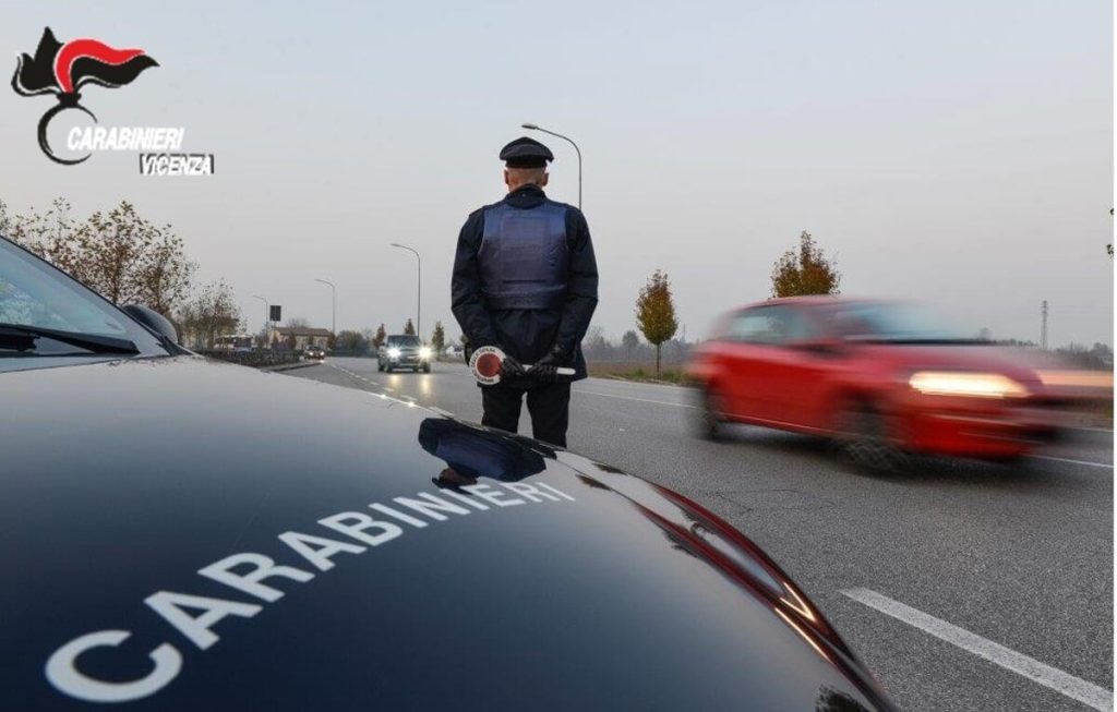 Scambio di droga al centro commerciale, arrestato pusher