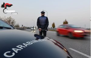 Scambio di droga al centro commerciale, arrestato pusher