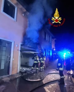 Principio d'incendio in un garage, danni da fumo all'abitazione