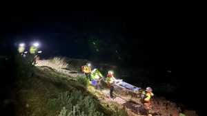 Cade lungo il sentiero sul Carega e si ferisce alla testa: escursionista portato in salvo