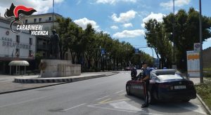 Rubano il cellulare a una donna, incastrati dal segnale gps: denunciata una coppia