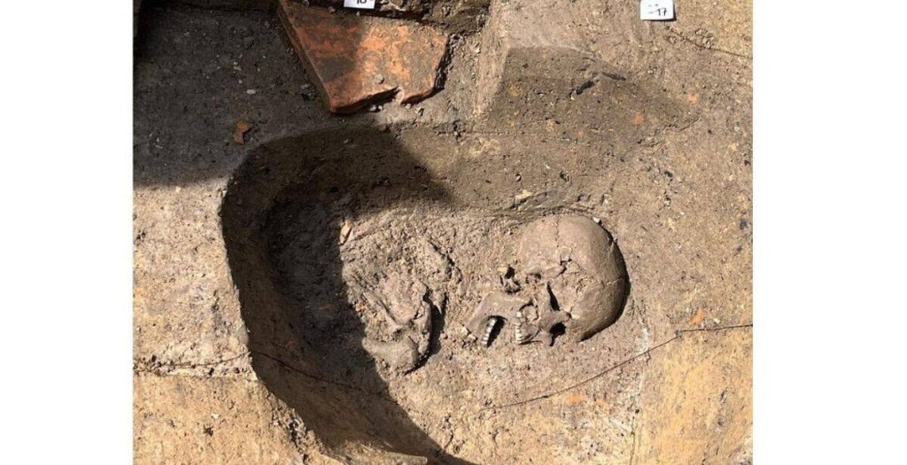 Importante scoperta archeologica, rinvenute quattro tombe romane con balsamari e coppe