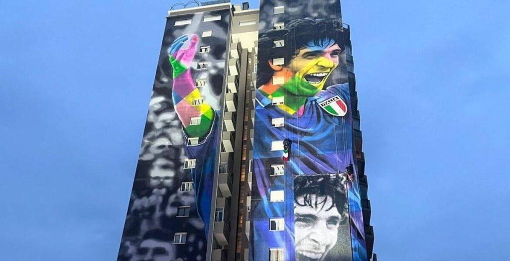 Inaugurato il murale dedicato a Paolo Rossi sulla facciata della torre Everest di viale Torino
