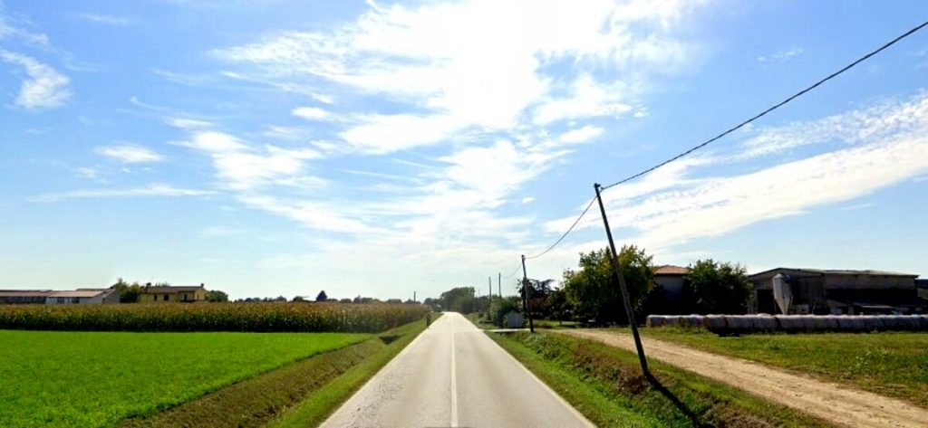 Si schianta con lo scooter contro una colonnina del gas, muore 68enne