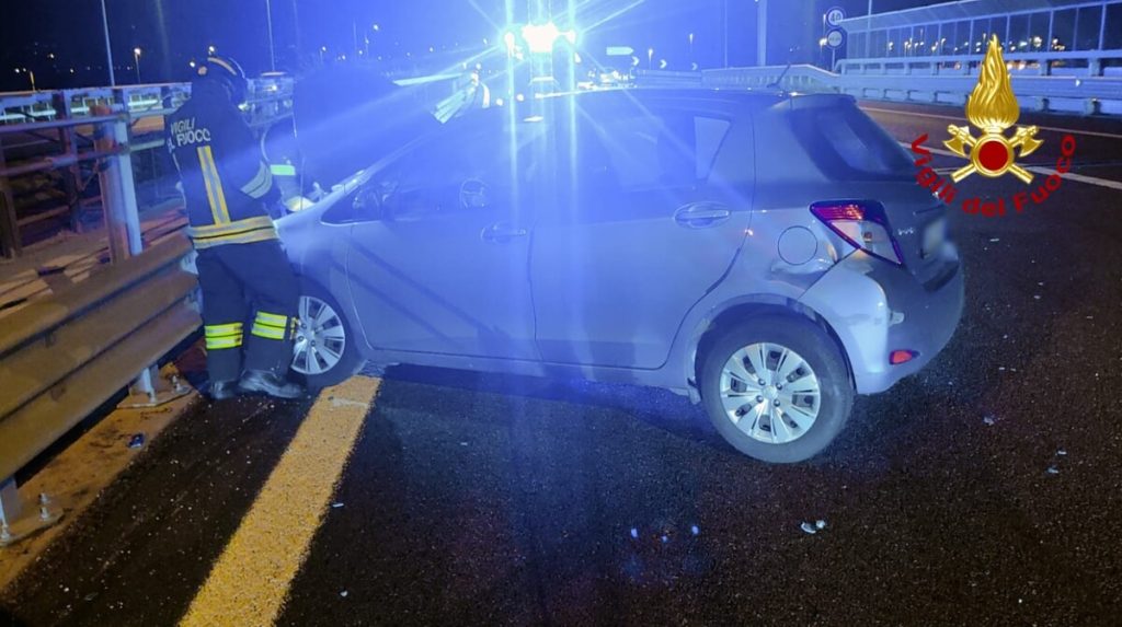 Schianto tra auto in A31: un ferito