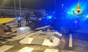 Perde il controllo dell'auto e abbatte un palo dell'illuminazione