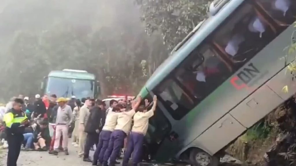 Bus finisce fuori strada e precipita per 15 metri, feriti anche due vicentini