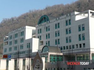 Caos al Pronto soccorso, 28enne dà in escandescenze e manda in frantumi una porta a vetri
