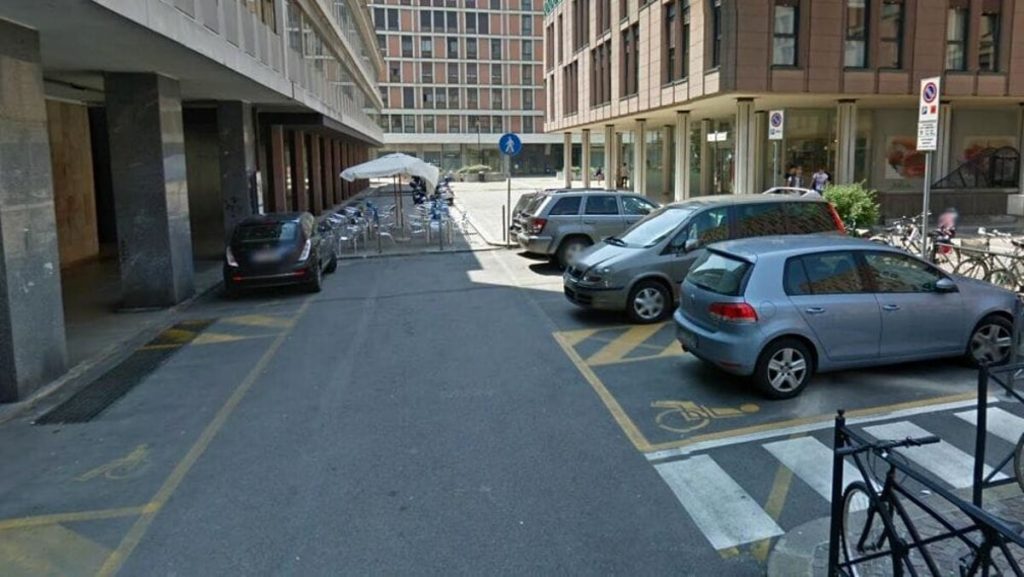 Precipita dall'undicesimo piano di un grattacielo e muore