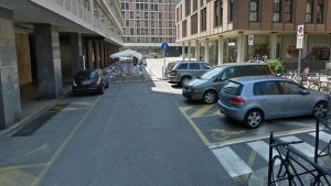 Precipita dall'undicesimo piano di un grattacielo e muore