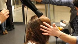 Scappa senza pagare l'acconciatura, cliente inseguita per strada dalla parrucchiera
