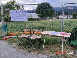 Compattatore per rifiuti nel parco pubblico: il No dei residenti