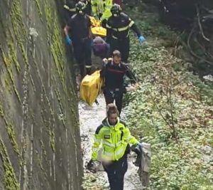Appesa ad un ramo in balia della corrente, salvata da un ristoratore e due clienti