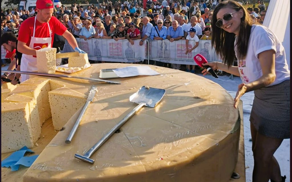 Grande Festa di Latterie Vicentine, taglio della forma gigante più grande d'Italia, assaggi gratuiti