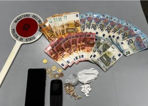 Lancia una bicicletta addosso agli agenti nel tentativo di fuga, pusher fermato con lo spray al peporoncino