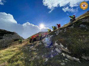 Escursionista colpito da massi lungo il sentiero