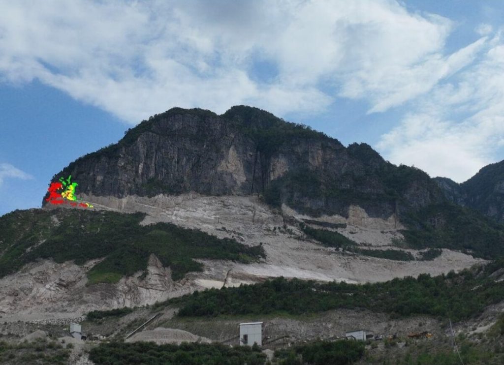 Frana la parete sopra la cava, paura tra i residenti