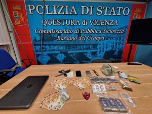 Droga in auto e in casa, 24enne arrestato per spaccio