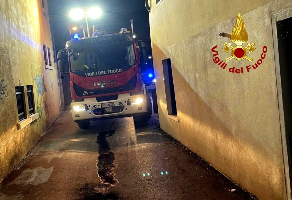 Incendio in un appartamento, stabile dichiarato inagibile: evacuate tre persone