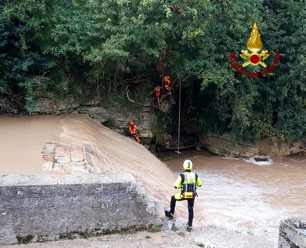 Ragazzini sorpresi dalla piena dell'Agno: salvati dai Vigili del fuoco