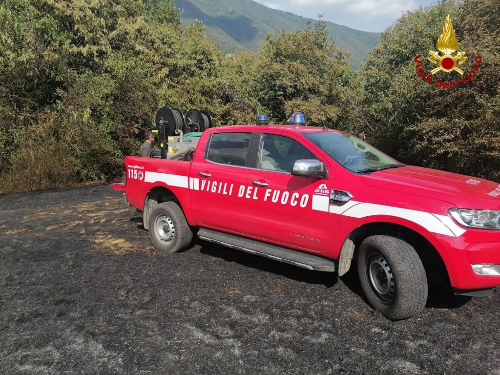 Fiamme dal terreno agricolo, a fuoco 3mila mq di sterpaglie