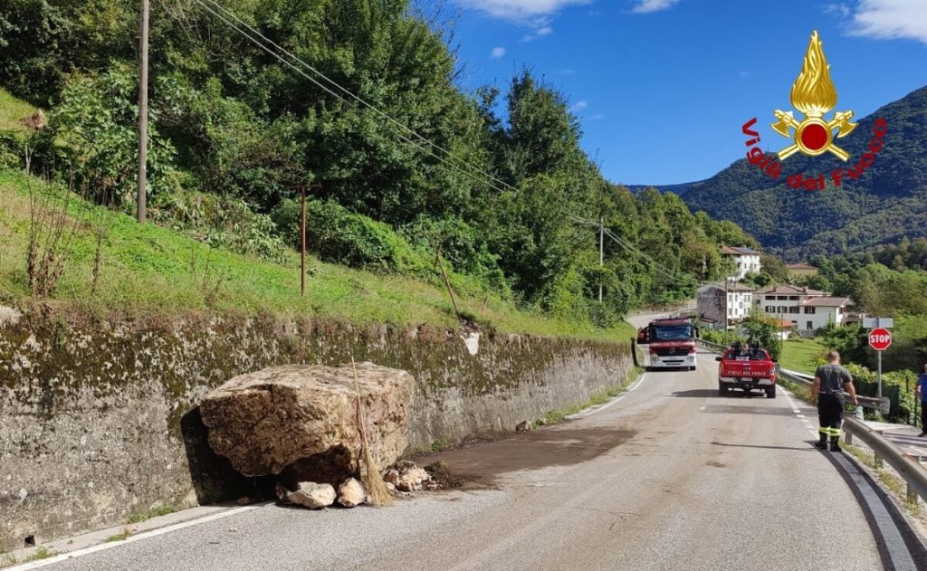 Frana a Posina, masso di due metri cubi finisce in strada