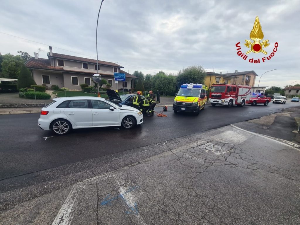 Schianto tra auto, due feriti