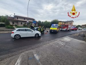 Schianto tra auto, due feriti