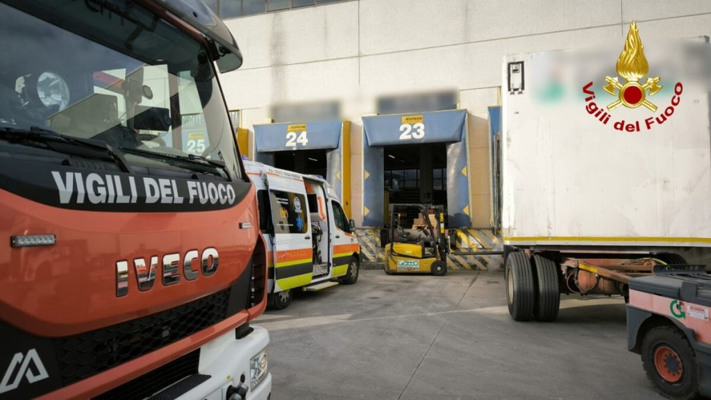 Operaio rimane incastrato con il piede sotto al muletto, liberato dai vigili del fuoco