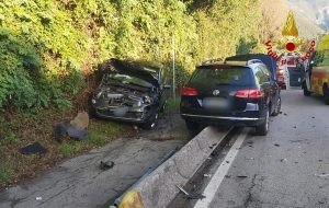 Schianto tra due auto, grave una donna