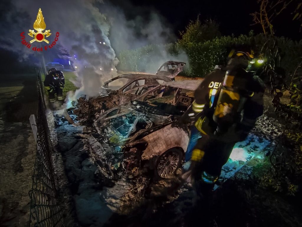 Auto in fiamme nel cuore della notte