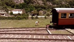 Traina solo con la sua forza una locomotiva di oltre 33 tonnellate, impresa da record nel vicentino |IL VIDEO