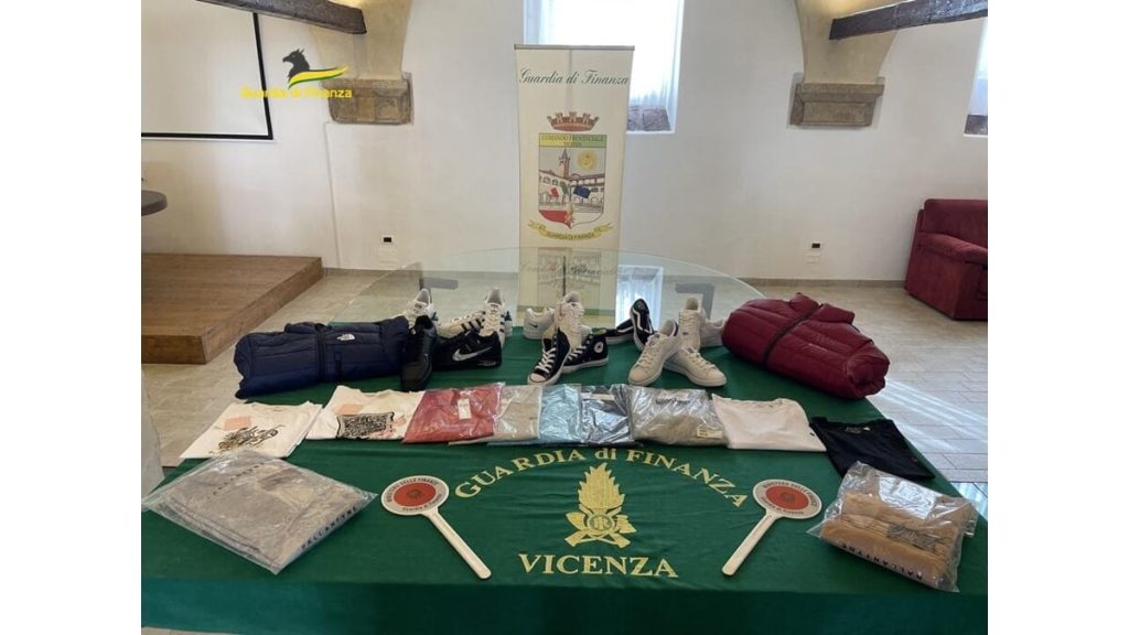 Capi di abbigliamento contraffatti, blitz in un'azienda logistica